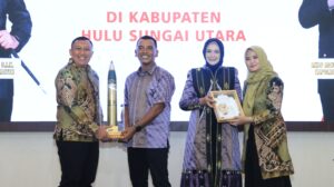 Dandim 1001/HSU-BLG Berikan Cinderamata untuk AKBP Meilki Bharata sebagai Bentuk Apresiasi