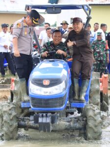 Dukung Gerakan Tanam Padi Serentak Bersama Presiden Prabowo, Dandim 1001/HSU-BLG Ajak Kajari dan Kapolres Turun Langsung Membajak Sawah