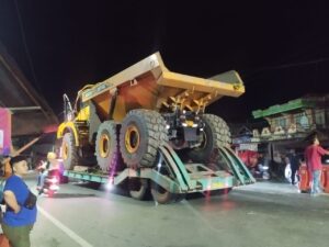 Truk Lowboy Muatan HD Putuskan Kabel Listrik di Paringin Selatan Balangan, Sejumlah Rumah Warga Padam