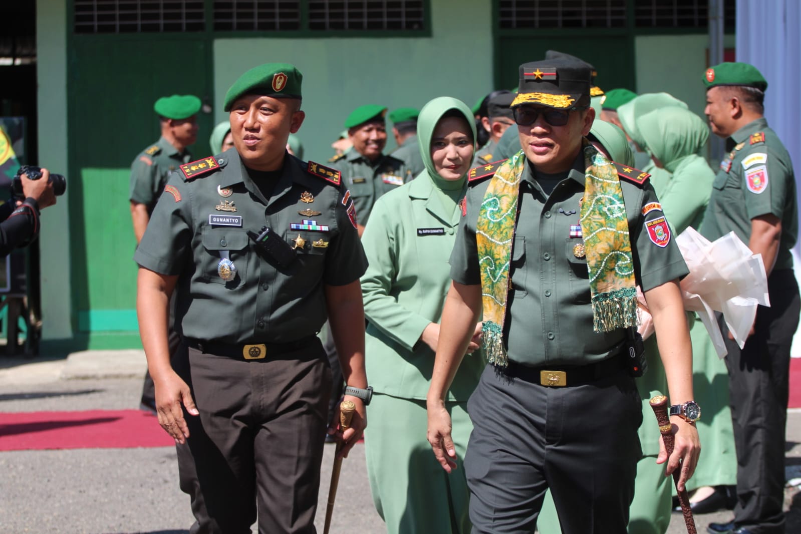 Komandan Kodim (Dandim) 1001/HSU-BLG, Letkol Kav Gunantyo Ady Wiryawan saat mendampingi Komandan Korem (Danrem) 101/Antasari, Brigjen TNI Ilham Yunus, saat kunjungan kerja di Makodim 1001/HSU-BLG di Amuntai, Rabu (7/5/2025). Foto: Pendim 1001/HSU-BLG untuk CakrawalaiNews.com
