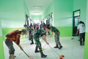TNI Bersihkan Puskesmas, Plt Camat Paminggir Apresiasi Kepedulian Koramil 1001-11/Danau Panggang