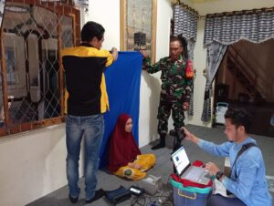 Koramil 1001-04/Batumandi-Dukcapil Jemput Bola Rekam e-KTP Lansia di Hamparaya Balangan