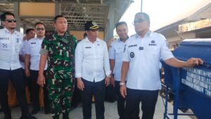 Panen Padi Apung di Amuntai Selatan, Bupati Sahrujani Serahkan Mesin Perontok ke Petani Banyu Hirang HSU