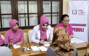 Bakti Kesehatan HUT Ke-79 Bhayangkara, Ketua Bhayangkari Balangan Turun Langsung Layani Warga