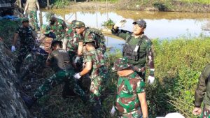 Jalan Bypas Amuntai Jadi Titik Rawan Sampah, Pemkab-Kodim 1001/HSU-BLG Turun Tangan Bersihkan