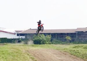 Bersiap Tampil di Kejurnas Grasstrack, 2 Pembalap Cilik asal Amuntai HSU Ikuti Sekolah Balap di Pulau Jawa