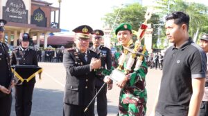 Juara Pertama Turnamen Voli Se-Banua Enam, Prajurit Kodim 1001/HSU-BLG Terima Piala dari Kapolres HSU 