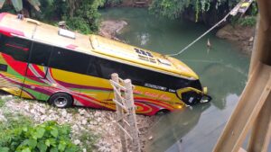 Laka Maut Paser Kaltim! Bus Pulau Indah Jaya Samarinda-Banjarmasin Masuk Jurang di Sungai Busui, 2 Tewas, Belasan Luka Parah