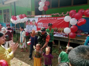 Semangat Perjuangan untuk Generasi Muda, Babinsa Halong Meriahkan Lomba 17-an di Pelosok Desa