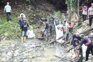 Wujud Sinergi TNI-Pemkab HSU Gotong Royong Bersihkan Saluran Air di Karias