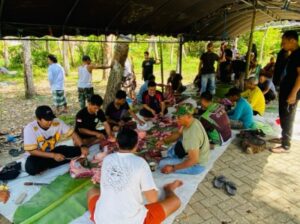 Dewan Balangan Fathurrahman Turun Langsung Sembelih Hewan Kurban di Kampung Halaman