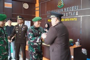 Wujudkan Sinergitas, Dandim 1001/HSU-BLG Beri Kejutan Hari Lahir Kejaksaan RI ke Kejari HSU