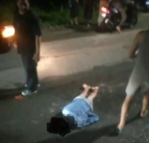 Diduga Kecelakaan Tunggal, Seorang Pria Terkapar di Depan Masjid Al Akbar Paringin