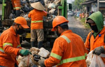 Dibalik Seragam Orange: Potret Petugas Kebersihan HSU Bertaruh Sehat Demi Kota Layak Huni