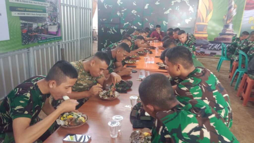 Sepiring Nasi di Tengah Perjuangan: Hangatnya Kebersamaan Satgas TMMD ke-127 dan Warga Hambuku Hulu