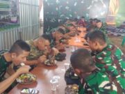 Sepiring Nasi di Tengah Perjuangan: Hangatnya Kebersamaan Satgas TMMD ke-127 dan Warga Hambuku Hulu