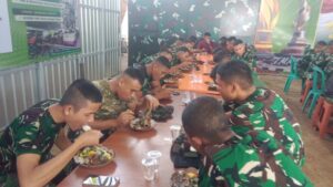 Sepiring Nasi di Tengah Perjuangan: Hangatnya Kebersamaan Satgas TMMD ke-127 dan Warga Hambuku Hulu