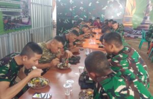 Sepiring Nasi di Tengah Perjuangan: Hangatnya Kebersamaan Satgas TMMD ke-127 dan Warga Hambuku Hulu