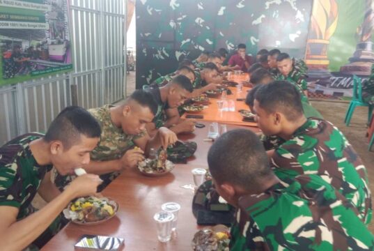 Sepiring Nasi di Tengah Perjuangan: Hangatnya Kebersamaan Satgas TMMD ke-127 dan Warga Hambuku Hulu