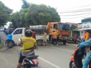 Diduga Rem Blong, Truk Fuso Tabrak Dua Kendaraan di Oprit Jembatan Banua Lima Amuntai