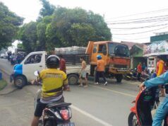 Diduga Rem Blong, Truk Fuso Tabrak Dua Kendaraan di Oprit Jembatan Banua Lima Amuntai