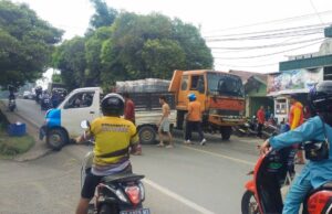 Diduga Rem Blong, Truk Fuso Tabrak Dua Kendaraan di Oprit Jembatan Banua Lima Amuntai