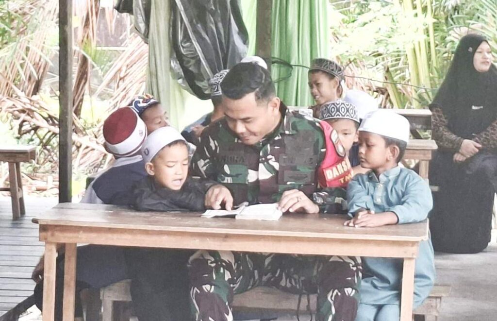 Di Tengah Rehabilitasi TPA, Dansatgas TMMD ke-127 Manfaatkan Halaman Rumah Warga Ajari Anak Mengaji