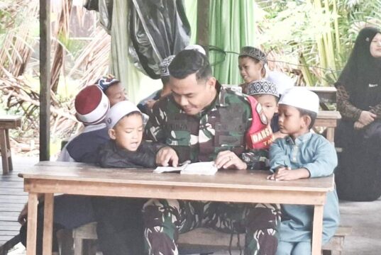 Di Tengah Rehabilitasi TPA, Dansatgas TMMD ke-127 Manfaatkan Halaman Rumah Warga Ajari Anak Mengaji