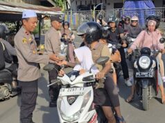 Menunggu Waktu Buka Puasa, Polsek Paringin Bagi Keberkahan untuk Warga