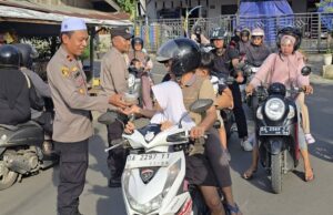 Menunggu Waktu Buka Puasa, Polsek Paringin Bagi Keberkahan untuk Warga