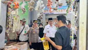 Jelang Idul Fitri 1447 Hijriah, Wakapolres dan Wakil Bupati Balangan Sidak Harga Sembako di Pasar Modern Adaro