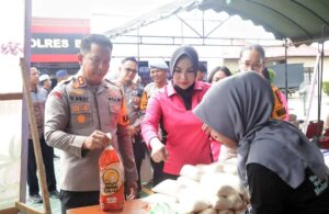 Aksi Pangan Murah, Warga Antre Buru Sembako Terjangkau Jelang Lebaran di Polres Balangan
