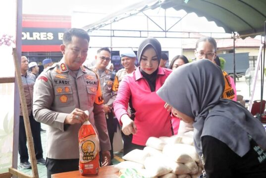 Aksi Pangan Murah, Warga Antre Buru Sembako Terjangkau Jelang Lebaran di Polres Balangan