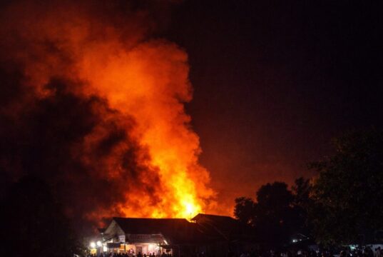 Breaking News: Kebakaran Saat Tarawih, Api Mengamuk di Desa Sungai Durait Tengah Babirik HSU