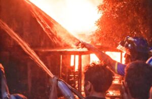 Kebakaran Dini Hari di Sungai Namang HSU, 5 KK Terdampak, Api Diduga Berasal dari Rumah Kosong