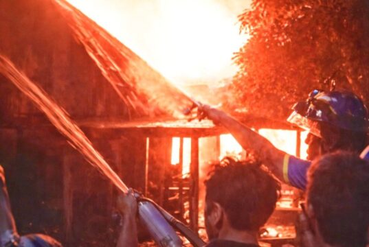Kebakaran Dini Hari di Sungai Namang HSU, 5 KK Terdampak, Api Diduga Berasal dari Rumah Kosong